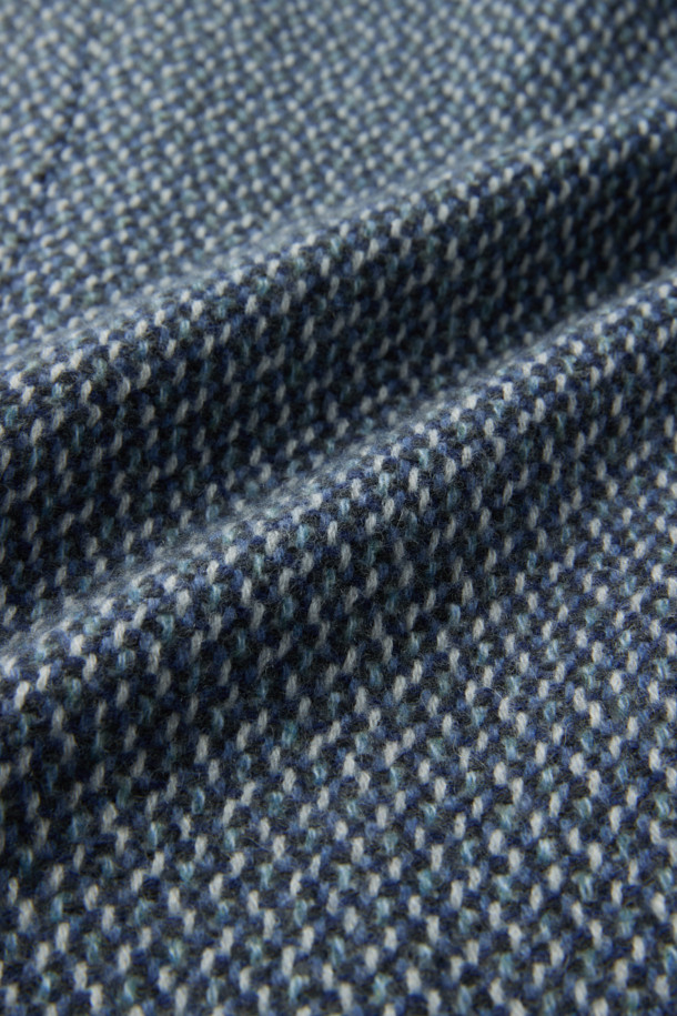 존스톤 캐시100 조직감 재킷은 가을과 겨울, 당신의 품격을 높여줄 클래식하고 미니멀한 스타일의 아우터입니다. 고급스러운 그레이 컬러의 캐시미어 100% 소재로 제작되어 부드러운 촉감과 은은한 광택감을 선사하며, 두꺼운 두께감으로 따뜻함을 더합니다. 싱글 버튼 여밈과 레귤러 핏 디자인은 오피스룩, 비즈니스 캐주얼, 모임룩 등 다양한 TPO에 활용 가능합니다. 무지 패턴에 조직감 있는 디테일이 돋보이며, 긴 소매 기장과 레귤러 기장으로 세련된 실루엣을 완성합니다.
