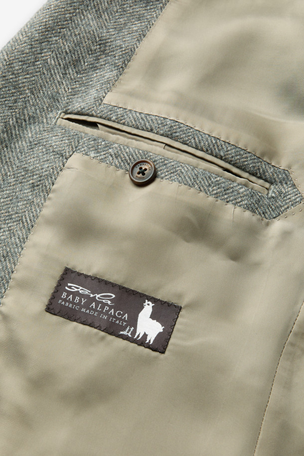 페를라 울알파카 헤링본 재킷은 남성 고객을 위한 클래식하고 베이직한 디자인의 자켓입니다. 가을과 겨울에 착용하기 좋은 두꺼운 두께감으로, 부드러운 촉감이 특징입니다. 이태리 페를라(FERLA) 원단을 사용하여 고급스러움을 더했으며, 레귤러핏 싱글버튼 방식으로 제작되었습니다. 오피스룩, 비즈니스 캐주얼, 모임룩 등 다양한 TPO에 활용 가능하며, 헤링본 패턴의 베이지 컬러가 세련된 스타일을 연출합니다.
