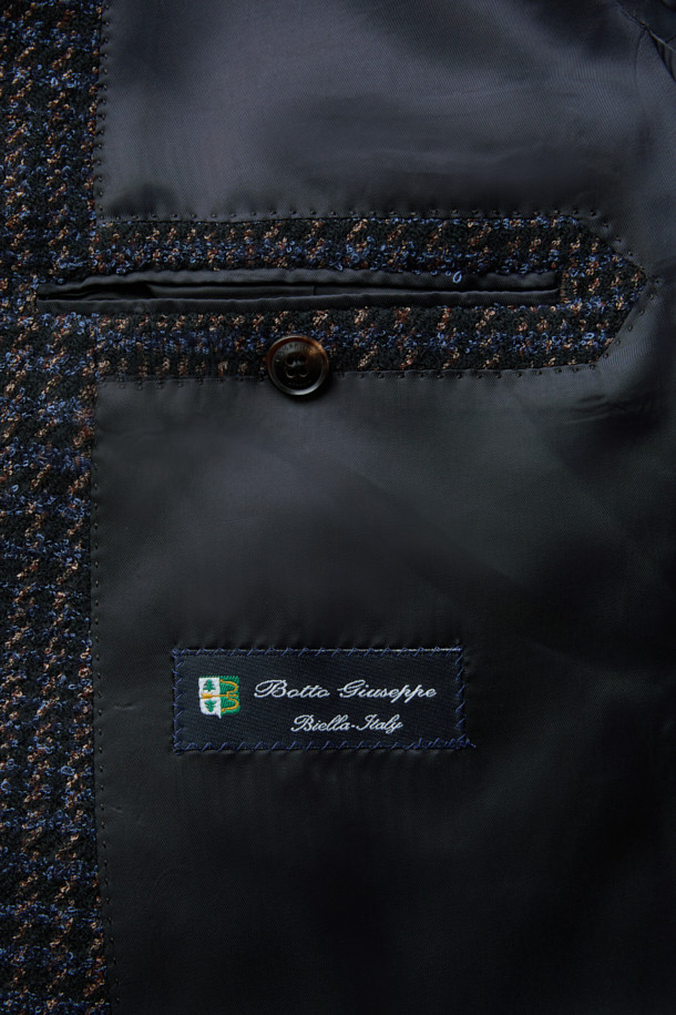 보또쥐세페 울실크 멀티컬러 빅글렌체크 재킷은 가을, 겨울 시즌에 어울리는 아우터입니다. 네이비, 브라운, 블랙의 멀티컬러 배색과 빅 글렌체크 패턴이 특징이며, 울과 실크 소재로 제작되어 고급스러운 촉감을 선사합니다. 오피스룩, 비즈니스 캐주얼, 모임룩 등 다양한 TPO에 활용 가능한 클래식 스타일의 재킷입니다. 긴 소매 기장으로 디자인되어 있으며, 미니멀하고 시크한 분위기를 연출합니다.
