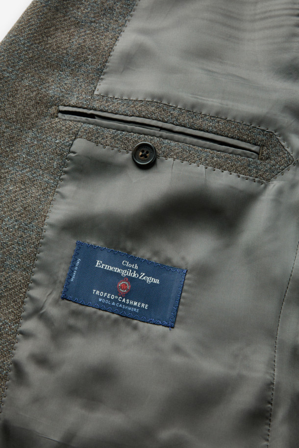 제냐 울캐시 멀티조직 체크 자켓은 브라운과 틸 블루 컬러로 제공되는 남성용 아우터입니다. 가을, 겨울 시즌에 어울리도록 두꺼운 울과 캐시미어 혼방 소재로 제작되어 부드러운 촉감을 선사합니다. 클래식한 스타일의 레귤러핏 자켓으로, 싱글 버튼 여밈 방식과 긴 소매 기장이 특징입니다. 멀티조직 체크 패턴이 돋보이며, 오피스룩, 비즈니스 캐주얼, 모임룩 등 다양한 TPO에 활용 가능합니다.
