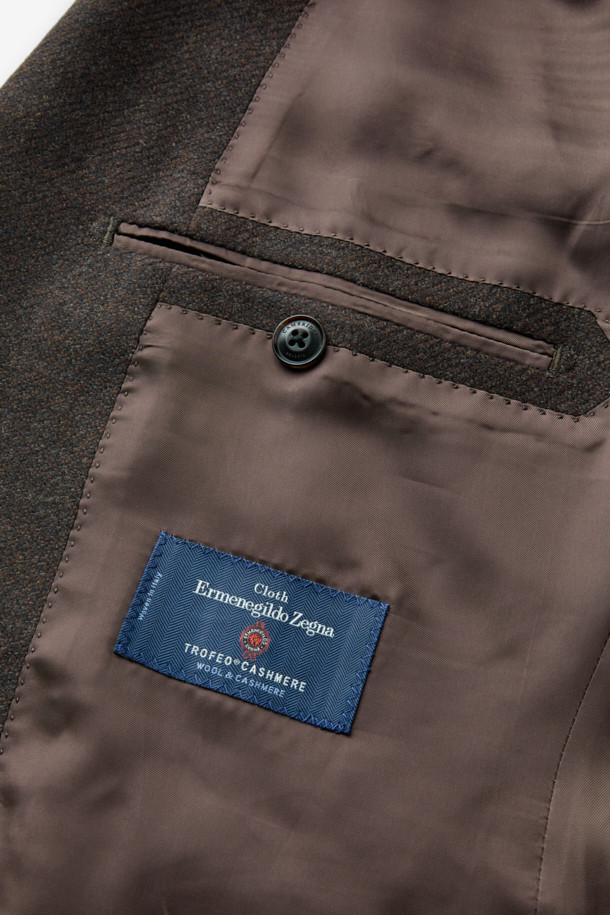 제냐 울캐시 멜란지 솔리드 재킷은 부드러운 울과 캐시미어 혼방 소재로 제작되어 고급스러운 촉감과 보온성을 제공합니다. 브라운 컬러의 멜란지 패턴과 트윌 조직은 클래식하면서도 세련된 분위기를 연출하며, 싱글 버튼 여밈과 레귤러 핏 디자인으로 편안한 착용감을 선사합니다. 오피스룩, 비즈니스 캐주얼, 모임룩 등 다양한 TPO에 활용 가능하며, 미니멀하고 클래식한 스타일을 선호하는 분들께 추천합니다. 특히 가을, 겨울 시즌에 최적화된 긴 소매 기장의 레귤러 자켓입니다.
