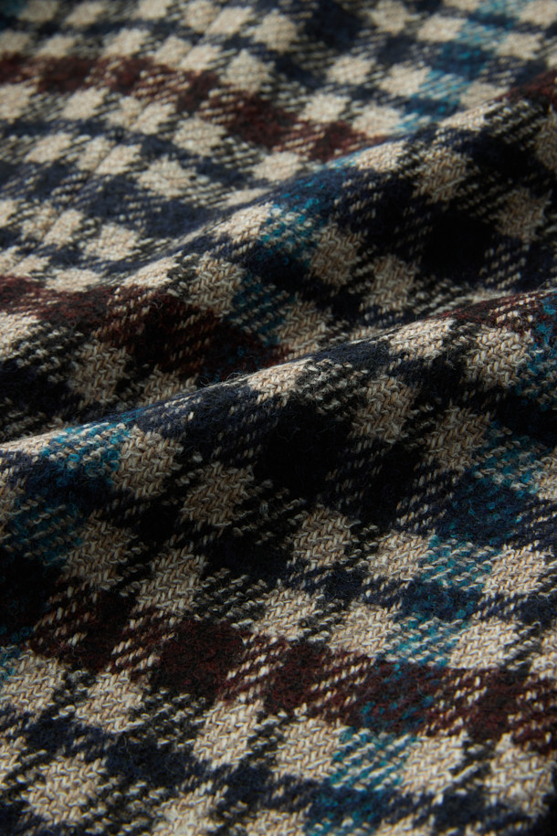 페를라 브라운데코 멀티체크 재킷은 가을, 겨울 시즌에 어울리는 세련된 스타일의 자켓입니다. 베이지, 와인, 네이비 세 가지 색상으로 출시되었으며, 볼드한 체크 패턴이 특징입니다. 울과 알파카 혼방 소재로 제작되어 따뜻하고 고급스러운 촉감을 선사하며, 레귤러핏과 싱글 버튼 여밈으로 깔끔한 실루엣을 연출합니다. 출근룩, 모임룩, 비즈니스 캐주얼 등 다양한 TPO에 활용 가능하며, 클래식, 미니멀, 시크 스타일을 선호하는 분들께 추천합니다. 긴 소매 기장의 레귤러 기장 자켓입니다.
