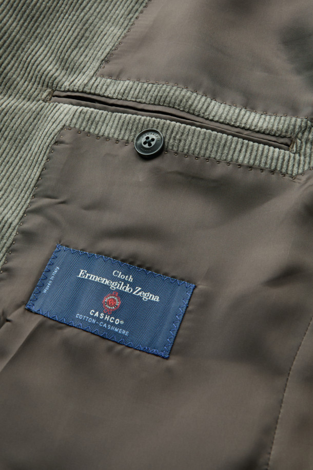 제냐 캐시코튼 코듀로이 재킷은 남성용 아우터로, 가을과 겨울에 착용하기 좋습니다. 부드러운 캐시미어, 면, 코듀로이 혼방 소재로 제작되어 따뜻하고 편안한 착용감을 선사합니다. 카키 컬러의 무지 디자인에 레귤러 핏, 싱글 버튼 여밈 방식으로 클래식하고 캐주얼한 스타일을 연출합니다. 비즈니스 캐주얼, 출근룩, 모임룩 등 다양한 TPO에 활용 가능하며, 미니멀한 스타일을 선호하는 분들께 추천합니다. 긴 소매 기장의 두꺼운 재킷입니다.
