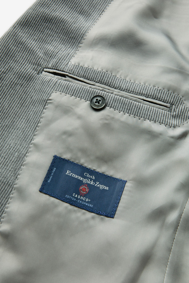 제냐 캐시코튼 코듀로이 재킷은 남성 고객을 위해 제작된, 고급스러운 분위기의 테일러드 재킷입니다. 부드러운 촉감의 코듀로이, 면, 캐시미어 혼방 원단으로 제작되어 봄, 가을에 착용하기 좋으며, 두꺼운 두께감으로 보온성을 더했습니다. 레귤러핏에 싱글 버튼 여밈 방식, 레귤러 기장으로 클래식하면서도 캐주얼한 스타일을 연출합니다. 출근룩, 비즈니스 캐주얼, 모임룩 등 다양한 TPO에 활용할 수 있으며, 그레이 컬러로 미니멀한 스타일을 완성할 수 있습니다.
