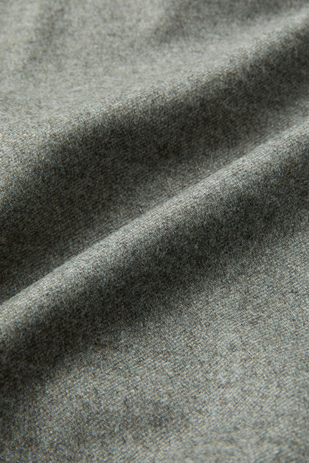 로로피아나 원단 울캐시 멜란지 슬랙스는 고급스러운 스타일을 원하는 남성 고객을 위한 슬림핏 슬랙스입니다. 부드러운 울과 캐시미어 혼방 소재로 제작되어 편안한 착용감과 은은한 광택을 자랑합니다. 베이직하면서도 세련된 디자인으로, 오피스룩, 비즈니스 캐주얼, 모임룩 등 다양한 TPO에 활용하기 좋습니다. 클래식, 미니멀, 시크 스타일을 즐겨 입는 분들께 추천하며, 멜란지 패턴이 은은한 멋을 더합니다. 긴 기장으로 제작되어 다리가 길어 보이는 효과를 선사합니다.
