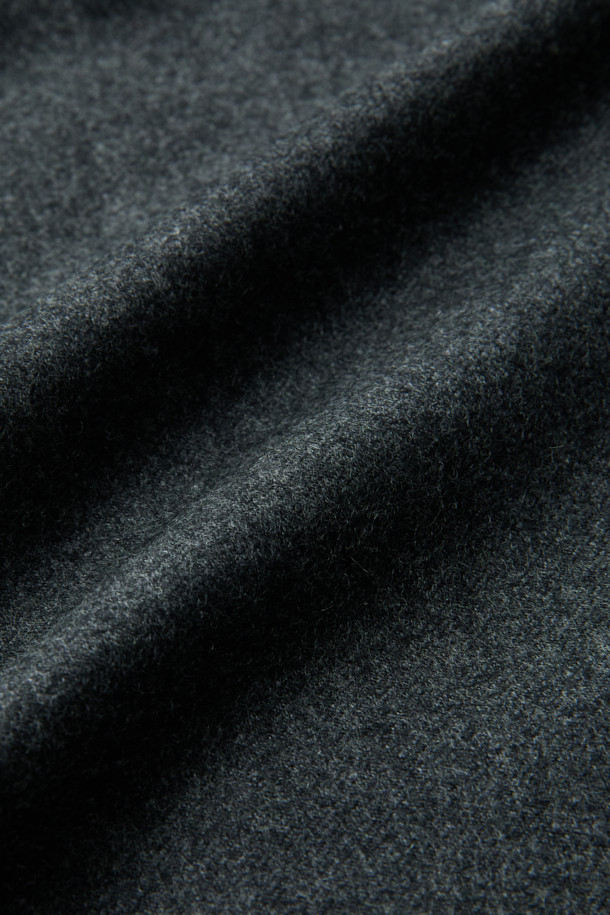 로로피아나(Loro Piana) 원단으로 제작된 남성용 울캐시 멜란지 슬랙스입니다. 가을, 겨울 시즌에 적합하며, 부드러운 촉감과 은은한 광택감이 특징입니다. 다크 그레이 컬러의 레귤러핏으로 클래식, 미니멀, 시크 스타일을 연출하기 좋습니다. 오피스룩, 비즈니스 캐주얼, 모임룩 등 TPO에 다양하게 활용 가능합니다. 두께감 있는 원단으로 제작되어 보온성을 높였습니다. 
