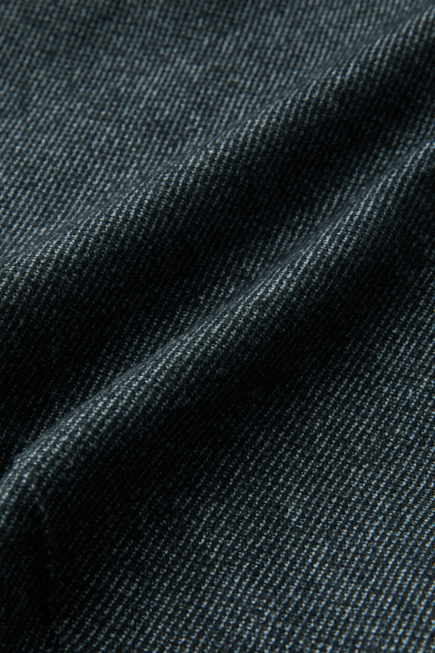 로로피아나(Loro Piana) 원단의 울 캐시미어 스트레치 트윌 슬랙스입니다. 고급스러운 울과 캐시미어 혼방 소재로 제작되어 부드러운 촉감과 편안한 착용감을 선사합니다. 사계절 내내 활용 가능한 긴 기장의 슬림핏 디자인으로, 클래식하고 미니멀한 스타일을 연출합니다. 블랙 컬러의 트윌 패턴은 오피스룩, 비즈니스 캐주얼, 모임룩 등 다양한 TPO에 세련되게 매치할 수 있습니다. 스트레치 기능이 더해져 활동성을 높였습니다.
