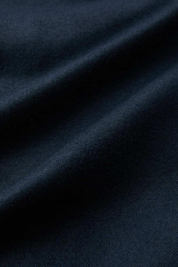 로로피아나 원단 울캐시스트레치 솔리드 슬랙스는 남성 고객을 위한 고급스러운 슬랙스입니다. 네이비 컬러의 무지 디자인으로, 클래식하고 베이직한 스타일을 연출합니다. 로로피아나(Loro Piana) 원단과 캐시미어, 울 소재를 사용하여 부드러운 촉감과 은은한 광택감을 선사하며, 슬림핏으로 제작되어 세련된 실루엣을 강조합니다. 사계절 착용 가능하며 오피스룩, 비즈니스 캐주얼, 모임룩 등 다양한 TPO에 활용할 수 있습니다. 스트레치 소재로 활동성을 높여 편안함까지 갖춘, 미니멀하고 시크한 스타일의 슬랙스입니다.
