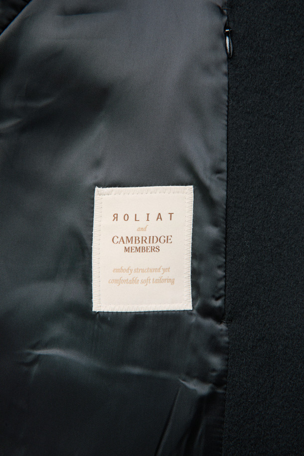 MOVERE X ROLIAT 발마칸 코트는 세미 루즈핏으로 제작되어 편안하면서도 세련된 실루엣을 연출합니다. 울과 캐시미어 혼방 소재로 제작되어 부드러운 촉감과 뛰어난 보온성을 제공하며, 가을과 겨울에 착용하기 좋습니다. 블랙 컬러의 무지 디자인은 클래식하면서도 미니멀한 스타일을 완성하며, 출근룩, 오피스룩, 모임룩 등 다양한 TPO에 활용 가능합니다. 래글런 소매, 히든 포켓, A라인 실루엣, 단단한 카라 디테일이 돋보이며, 스냅 버튼 여밈 방식으로 간편하게 착용할 수 있습니다. 롱 기장의 발마칸 코트로 시크한 스타일을 연출해보세요.
