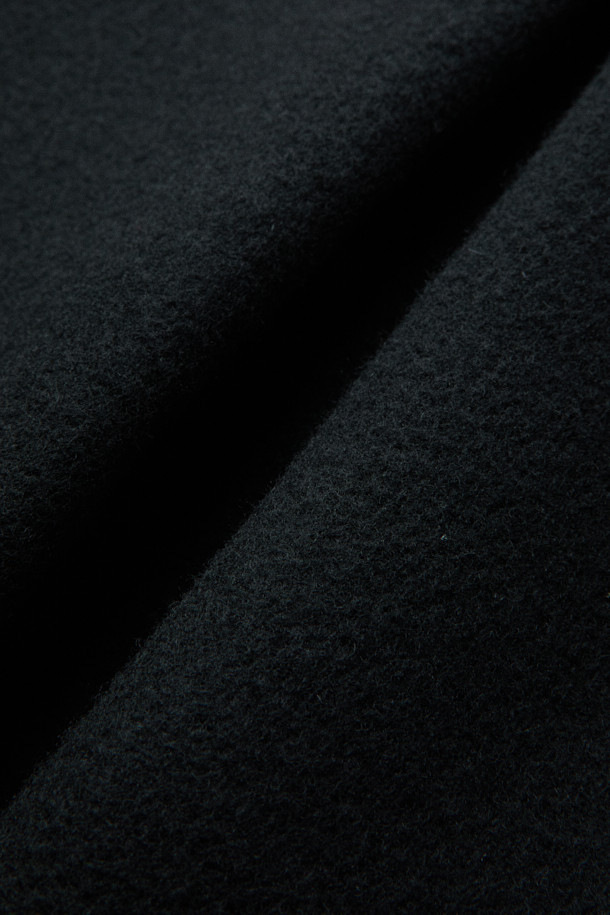 [MOVERE X ROLIAT] 핸드메이드 후드 코트는 캐시미어와 울 소재를 사용하여 부드러운 촉감과 두꺼운 두께감을 자랑하는 블랙 색상의 루즈핏 후드 코트입니다. 가을, 겨울 시즌에 어울리는 이 코트는 일상복뿐만 아니라 출근룩으로도 활용 가능하며, 미니멀하고 클래식한 스타일을 연출합니다. 핸드메이드 봉제와 등 중심 맞주름 디테일이 돋보이며, 가슴둘레 138cm로 넉넉한 핏을 제공하여 레이어드 스타일링에도 용이합니다. 더블페이스 코트 타입으로 제작되었으며, 긴 소매와 버튼 여밈 방식을 갖추었습니다.
