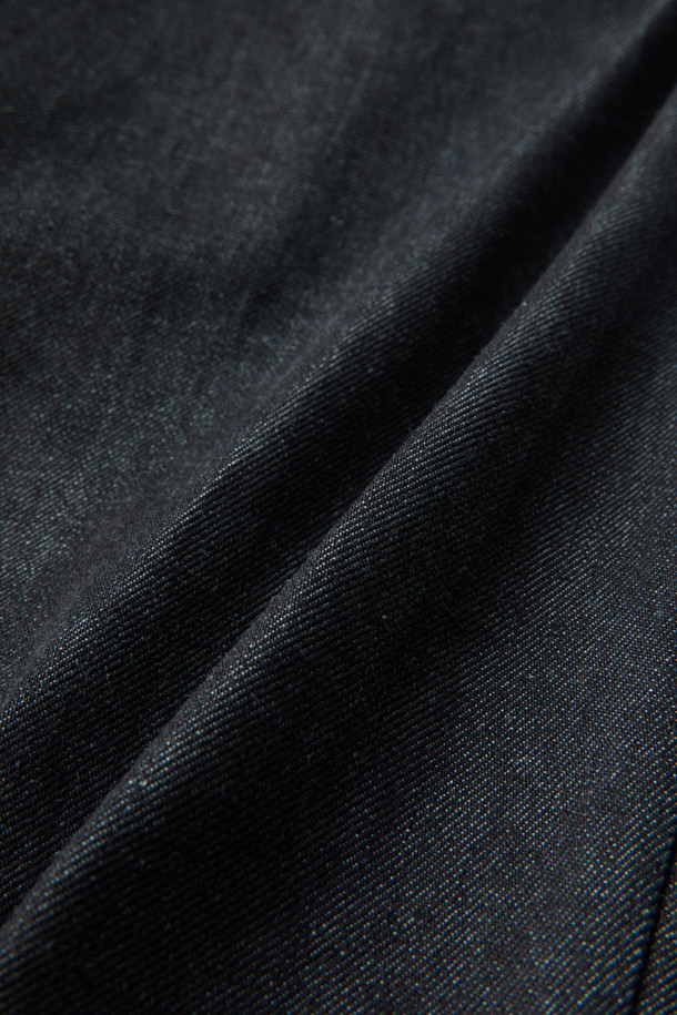 [MOVERE X ROLIAT] 재팬 메이드 원턱 데님은 일본 오카야마에서 제작된 프리미엄 데님 팬츠입니다. 네이비 컬러의 무지 디자인으로, 클래식하고 미니멀한 스타일을 연출하기 좋습니다. 원턱 디자인과 플리츠 디테일이 특징이며, 세미루즈핏으로 편안한 착용감을 선사합니다. 신치백 디테일로 허리 사이즈 조절이 용이하며, 가을/겨울철 출근룩, 비즈니스 캐주얼, 모임룩 등 다양한 TPO에 활용할 수 있습니다.
