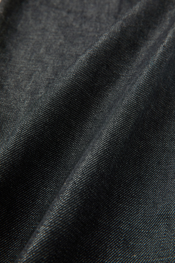 MOVERE X ROLIAT(모베르 X 롤리엇) 재팬 메이드 원턱 데님 팬츠입니다. 일본 오카야마에서 제작된 이 데님 팬츠는 가을, 겨울 시즌에 어울리는 클래식하고 미니멀한 스타일을 제안합니다. 네이비 컬러의 무지 디자인에, 뻣뻣한 촉감의 데님 소재, 루즈핏 실루엣으로 편안함을 더했습니다. 원턱 디자인과 신치백, 플리츠 디테일이 특징이며, 출근룩, 비즈니스 캐주얼, 모임룩 등 다양한 TPO에 활용 가능합니다. 스트레이트 핏과 세미루즈핏으로, 시크한 매력을 연출할 수 있습니다.
