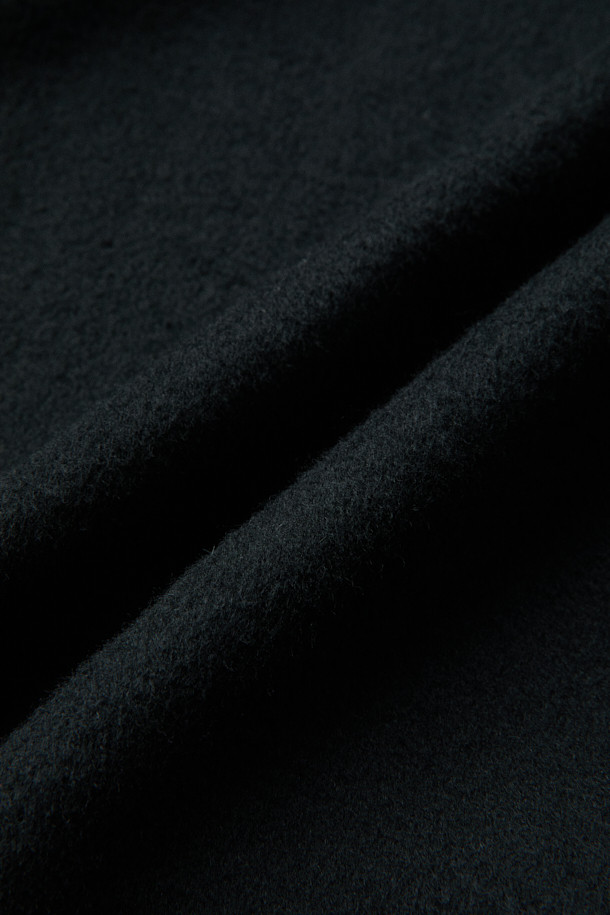 [MOVERE X ROLIAT] 핸드메이드 사파리 재킷은 클래식과 미니멀 스타일을 추구하는 고객을 위해 제작되었습니다. 가을과 겨울, 출근룩에 적합하며, 부드러운 캐시미어 소재로 제작되어 편안한 착용감을 선사합니다. 루즈핏 디자인과 무지 패턴, 하프 기장으로 세련된 핏을 연출하며, 스냅 버튼으로 간편하게 여밀 수 있습니다. 135cm의 가슴둘레를 갖춘 핸드메이드 사파리 재킷으로, 소매 기장은 긴소매입니다.
