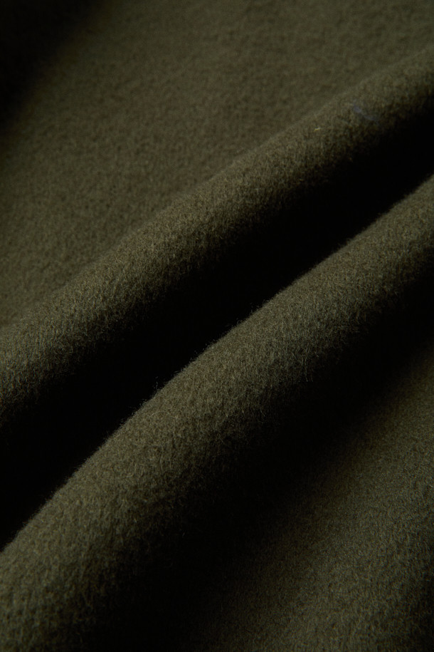 [MOVERE X ROLIAT] 핸드메이드 사파리 재킷은 가을과 겨울, 클래식한 스타일을 추구하는 당신을 위한 아우터입니다. 캐시미어 소재 특유의 부드러운 촉감과 두꺼운 두께감으로 따뜻함을 선사하며, 루즈핏 디자인이 편안한 착용감을 제공합니다. 카키와 올리브 두 가지 색상으로 출시되어 출근룩, 모임룩, 데이트룩 등 다양한 TPO에 활용 가능합니다. 무지 패턴에 핸드메이드, 포켓 디테일이 더해져 미니멀하면서도 시크한 스타일을 완성합니다. 스냅 버튼 여밈 방식으로 간편하게 착용할 수 있는 롱슬리브 사파리 코트입니다.
