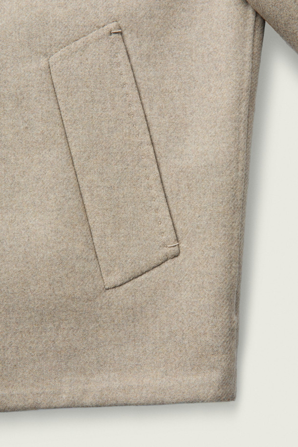 [MOVERE] 핸드메이드 블루종은 가을과 겨울, 당신의 스타일을 완성할 모던한 아우터입니다. 울 소재의 부드러운 촉감과 여유로운 핏으로 편안함을 선사하며, 이중지 원단으로 제작되어 보온성을 높였습니다. 2-WAY 지퍼, 사이드 포켓, 스트링 밑단 등의 디테일이 돋보이며, 핸드메이드 봉제로 고급스러움을 더했습니다. 출근룩, 비즈니스 캐주얼, 모임룩 등 다양한 TPO에 활용 가능하며, 클래식, 미니멀, 시크 스타일을 즐기는 분들에게 추천합니다.
