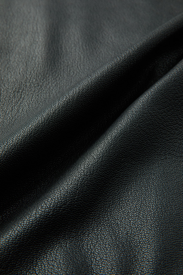 [MOVERE] 엠보 가죽 재킷은 염소가죽 소재로 제작되어 부드러운 촉감과 고급스러운 분위기를 선사합니다. 가을과 초겨울에 착용하기 좋은 이 재킷은 모던한 스타일을 추구하는 분들을 위한 아이템입니다. 엠보 가공, 사선 포켓, 플랩 포켓, 밑단 스트링, 입체적 실루엣 등의 디테일이 돋보이며, 람포 지퍼와 손 감침 봉제로 완성도를 높였습니다. 데이트룩, 모임룩, 출근룩 등 다양한 TPO에 활용 가능하며, 클래식, 미니멀, 시크한 스타일을 연출하기 좋습니다. 루즈핏의 블랙 컬러 블루종 스타일로, 편안하면서도 세련된 매력을 더합니다.
