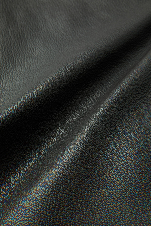 [MOVERE] 엠보 가죽 재킷은 가을과 초겨울, 모던한 스타일을 추구하는 분들을 위한 아이템입니다. 염소가죽 소재로 제작되어 견고한 촉감을 선사하며, 루즈핏 크롭 기장으로 편안하면서도 세련된 실루엣을 연출합니다. 엠보 가공과 사선 포켓, 플랩 포켓, 곡선 디테일, 입체적 실루엣, 밑단 스트링 등 섬세한 디테일이 돋보이며 람포 지퍼와 손 감침 봉제로 완성도를 높였습니다. 시크, 미니멀, 클래식한 스타일을 즐겨 입는 분들에게 데이트룩, 모임룩, 출근룩 등 다양한 TPO에 활용 가능합니다.
