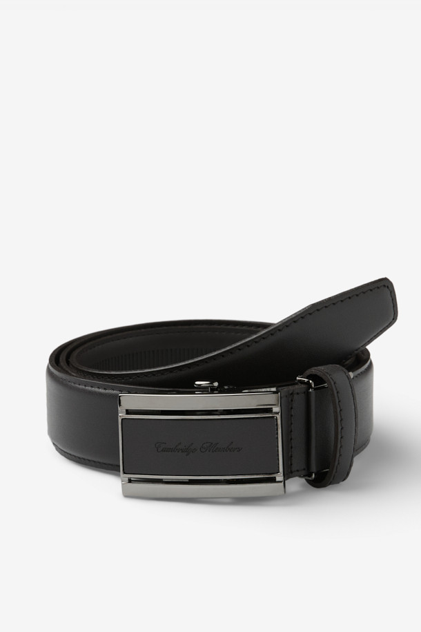 천연 소가죽으로 제작된 남성용 자동 벨트입니다. 부드러운 촉감과 매트한 조직감이 특징이며, 일상, 출근룩, 비즈니스 캐주얼, 모임룩 등 다양한 TPO에 활용하기 좋습니다. 클래식, 미니멀, 시크 스타일을 선호하는 남성에게 적합하며, 무지 디자인과 버클, 로고 장식이 더해져 세련된 느낌을 줍니다. 사이즈 조절이 용이한 자동 버클 방식으로 편리하게 착용할 수 있습니다. 블랙 색상으로 어떤 의상에도 잘 어울려 활용도가 높습니다.
