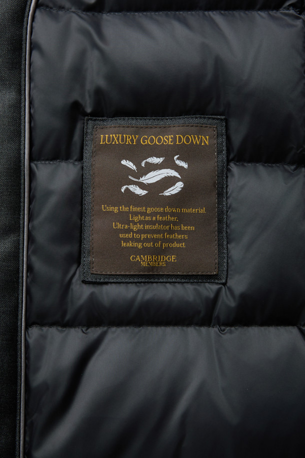 로로피아나(Loro Piana) 스톰 원단으로 제작된 남성용 런던코트입니다. 네이비 컬러의 무지 디자인으로, 클래식하고 미니멀한 스타일을 연출합니다. 겨울철 보온을 위한 두꺼운 두께감과 유럽피안 구스다운 충전재를 사용하여 뛰어난 보온성을 제공합니다. 방수, 방풍 기능을 갖춘 테크니컬 패브릭과 울 블렌드 소재로 제작되어 쾌적한 착용감을 선사하며, 밑단 분리 디테일이 돋보입니다. 출근룩, 비즈니스 캐주얼, 모임룩 등 다양한 TPO에 활용 가능하며, 시크한 매력을 더합니다.
