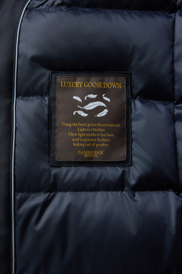 로로피아나 스톰 원단으로 제작된 남성용 구스다운 런던코트입니다. 네이비 컬러의 롱 기장 코트로, 클래식하고 포멀한 스타일을 연출합니다. 겨울철 보온을 위한 두꺼운 두께감과 방수, 방풍 기능을 갖춰 뛰어난 실용성을 자랑합니다. 레귤러핏으로 제작되었으며, 무지 디자인에 버튼 여밈 방식을 적용했습니다. 출근룩, 오피스룩, 모임룩 등 다양한 TPO에 활용 가능한, 미니멀하고 시크한 겨울철 필수 아이템입니다.
