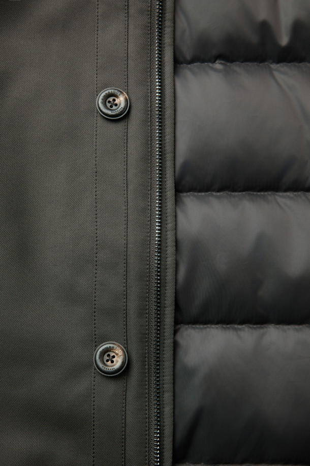 스탠드 니트카라 구스다운 트렌치 코트는 겨울철 일상과 출근룩에 모두 잘 어울리는 아우터입니다. 카키와 올리브 두 가지 색상으로 제공되며, 클래식하고 미니멀한 스타일을 연출합니다. 유러피안 구스다운 충전재와 메리노 무스탕 배색으로 보온성과 고급스러움을 동시에 잡았습니다. 스탠드 카라와 니트 트리밍 디테일이 돋보이며, 긴 소매와 레귤러핏으로 편안하게 착용 가능합니다. 싱글 버튼 여밈 방식과 두꺼운 두께감으로 추운 겨울에도 따뜻하게 몸을 보호해 줍니다.
