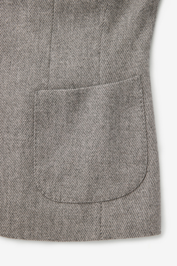 보똘리 울캐시 트윌 솔리드 재킷은 부드러운 촉감의 울과 캐시미어 혼방 소재로 제작되어 봄, 가을 간절기에 적합한 얇은 두께의 싱글버튼 재킷입니다. 베이직하고 캐주얼한 스타일로, 그레이 컬러의 무지 디자인이 특징이며 레귤러핏으로 편안하게 착용할 수 있습니다. 출근룩, 비즈니스 캐주얼, 모임룩 등 다양한 TPO에 활용 가능하며 캐주얼, 클래식, 미니멀 스타일을 즐기는 분들께 추천합니다. 트윌 원단 특유의 고급스러운 질감과 긴 소매 기장이 돋보이는 데일리 자켓입니다.
