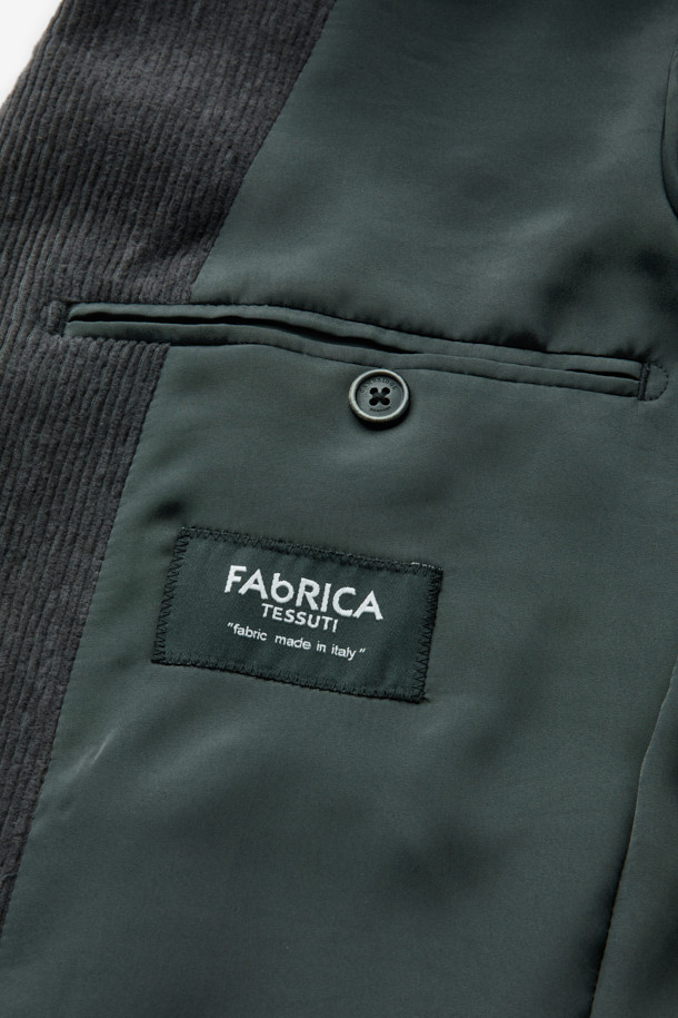 파브리카 코튼 스트레치 코듀로이 셋업 자켓은 이태리 파브리카 원단을 사용하여 제작되어 고급스러운 퀄리티를 자랑합니다. 세련된 스타일을 연출하는 네이비 컬러의 슬림핏 싱글 버튼 자켓이며, 오피스룩, 비즈니스 캐주얼, 모임룩 등 다양한 TPO에 활용하기 좋습니다. 클래식, 미니멀, 시크 스타일을 선호하는 분들께 추천하며, 톤온톤 코듀로이 소재가 주는 은은한 멋이 특징입니다. 긴 소매 기장으로 사계절 내내 활용 가능하며, 셋업 스타일로 완성도 높은 스타일링을 완성할 수 있습니다. 부드러운 촉감과 뛰어난 착용감으로 편안하게 즐겨 입을 수 있습니다.
