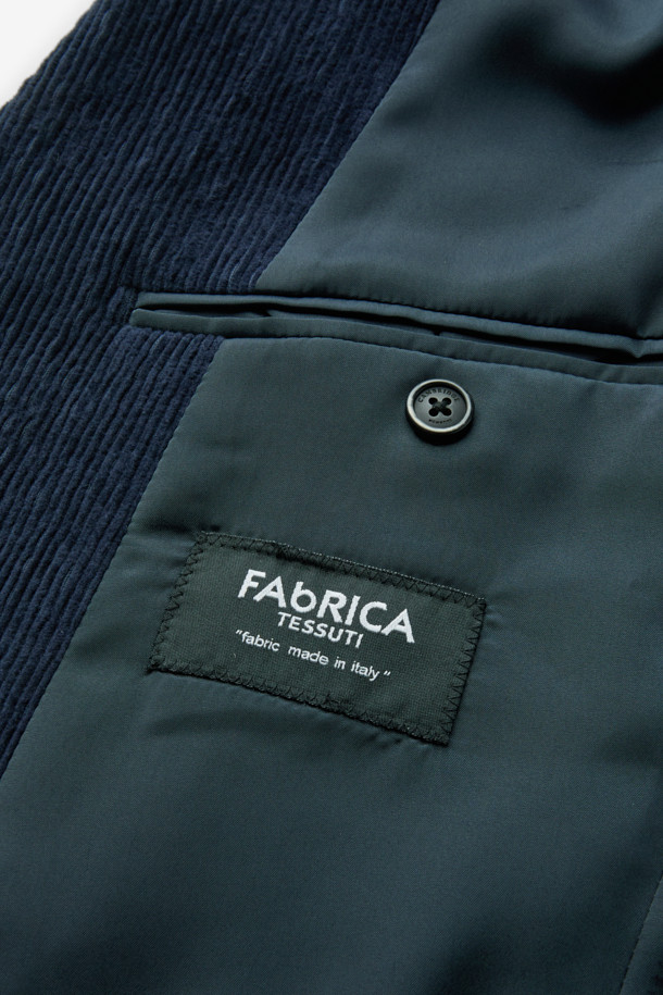 파브리카 코튼스트레치 코듀로이 셋업 재킷은 남성 고객을 위한 클래식 스타일의 셋업 자켓입니다. 네이비 컬러의 코듀로이 소재에 면을 혼방하여 제작되었으며, 봄, 가을에 착용하기 적합합니다. 슬림핏 싱글버튼 디자인으로, 비즈니스 캐주얼, 출근룩, 모임룩 등 다양한 TPO에 활용 가능합니다. 스트레치 기능이 더해져 편안한 착용감을 선사합니다.
