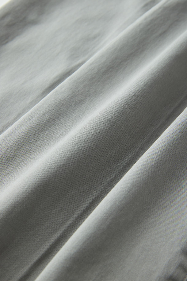 가을 시즌, 베이직한 스타일을 완성할 코튼 스트레치 다잉 치노 팬츠입니다. 라이트 그레이 컬러의 무지 디자인으로, 출근룩과 비즈니스 캐주얼에 활용하기 좋습니다. 면 소재로 제작되어 편안한 착용감을 선사하며, 가먼트 다잉 기법으로 은은한 멋을 더했습니다. 신축성 있는 스트레치 원단으로 활동성을 높였으며, 그레이, 챠콜 그레이, 카키 컬러의 상의와 매치하여 미니멀하고 클래식한 분위기를 연출해보세요.
