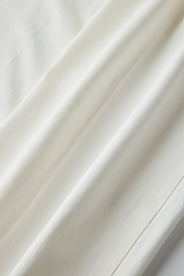 부드러운 면 소재에 스트레치 기능이 더해져 편안한 착용감을 선사하는 코튼 스트레치 다잉 치노 팬츠입니다. 아이보리 컬러의 무지 디자인으로, 어떤 상의와도 쉽게 매치하여 캐주얼, 미니멀, 클래식 스타일을 연출할 수 있습니다. 봄, 여름 시즌 산책룩이나 봄 소풍룩에 적합하며, 활동적인 일상생활에서도 부담 없이 즐겨 입을 수 있습니다. 가먼트 다잉 기법으로 은은한 멋을 더했으며, 스트레이트 핏으로 깔끔한 실루엣을 완성합니다.
