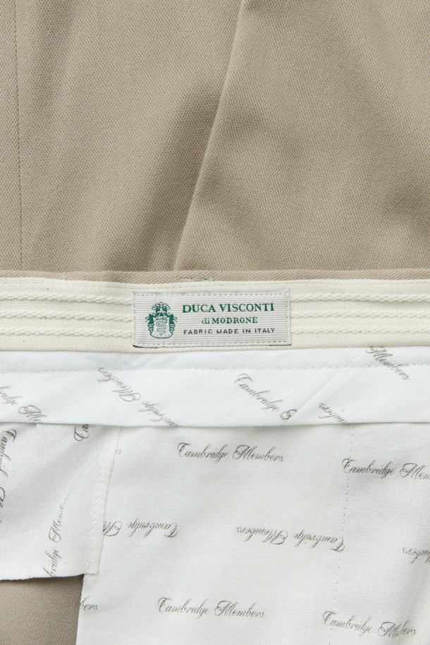 듀카 울코튼 드레스 치노 팬츠는 남성용 바지로, 울과 면 소재의 조화로 부드러운 촉감을 선사합니다. 겨울철에 적합한 두께감과 레귤러핏으로 제작되어 클래식하고 베이직한 스타일을 연출합니다. 베이지 컬러의 무지 디자인과 긴 기장으로 출근룩, 비즈니스 캐주얼, 모임룩 등 다양한 TPO에 활용 가능합니다. 스트레치 기능이 더해져 편안한 착용감을 제공하며, 미니멀하고 클래식한 스타일을 선호하는 분들께 추천합니다.
