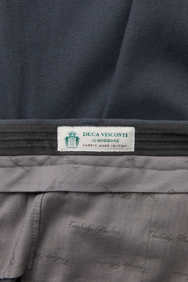 듀카 울코튼 드레스 치노 팬츠는 남성용 치노 팬츠입니다. 클래식과 베이직 스타일을 기반으로 하여 출근룩, 비즈니스 캐주얼, 모임룩 등 다양한 TPO에 활용할 수 있습니다. 울과 면 혼방 소재로 제작되어 부드러운 촉감과 두꺼운 두께감을 자랑하며, 겨울철에도 따뜻하게 착용 가능합니다. 레귤러핏 디자인에 무지 패턴, 그레이 컬러로 어떤 상의와도 매치하기 용이합니다. 스트레치 기능이 있어 편안한 활동성을 제공합니다.
