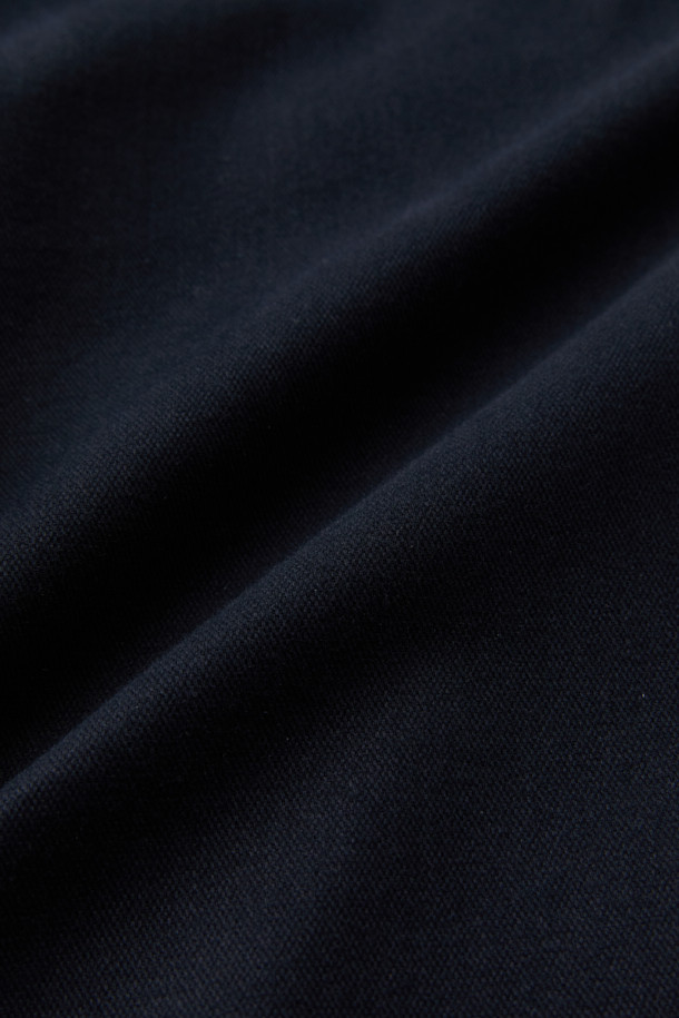 **듀카 울코튼 드레스 치노 팬츠**는 부드러운 촉감과 보온성을 자랑하는 겨울용 치노 팬츠입니다. 이탈리아 듀카 비스콘티(두카 비스콘티)의 울·코튼 혼방 스트레치 원단을 사용하여 편안한 착용감을 선사합니다. 베이직한 디자인과 네이비 컬러로, 클래식, 미니멀, 캐주얼 스타일을 모두 소화할 수 있습니다. 오피스룩, 비즈니스 캐주얼, 출근룩 등 다양한 시간과 장소와 상황에 활용 가능하며, 긴 기장과 두꺼운 두께로 따뜻함을 더합니다. 무지 패턴으로 어떤 상의와도 쉽게 매치하여 스타일리시한 룩을 연출할 수 있습니다.