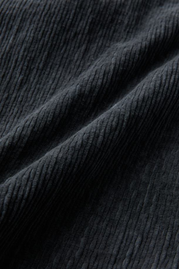 파브리카 코듀로이 스트레치 셋업 팬츠는 가을과 겨울, 세련된 스타일을 연출하기에 좋은 남성용 코듀로이 슬림핏 긴바지입니다. 부드러운 코듀로이와 면 혼방 소재로 제작되어 편안한 착용감을 선사하며, 스트레치 기능으로 활동성을 높였습니다. 차분한 그레이 컬러는 어떤 상의와도 잘 어울려 출근룩, 비즈니스 캐주얼, 모임룩 등 다양한 TPO에 활용 가능합니다. 클래식, 미니멀, 시크한 스타일을 즐기는 남성분들께 추천합니다. 특히 셋업 스타일로 출시되어 더욱 세련된 코디를 완성할 수 있습니다.
