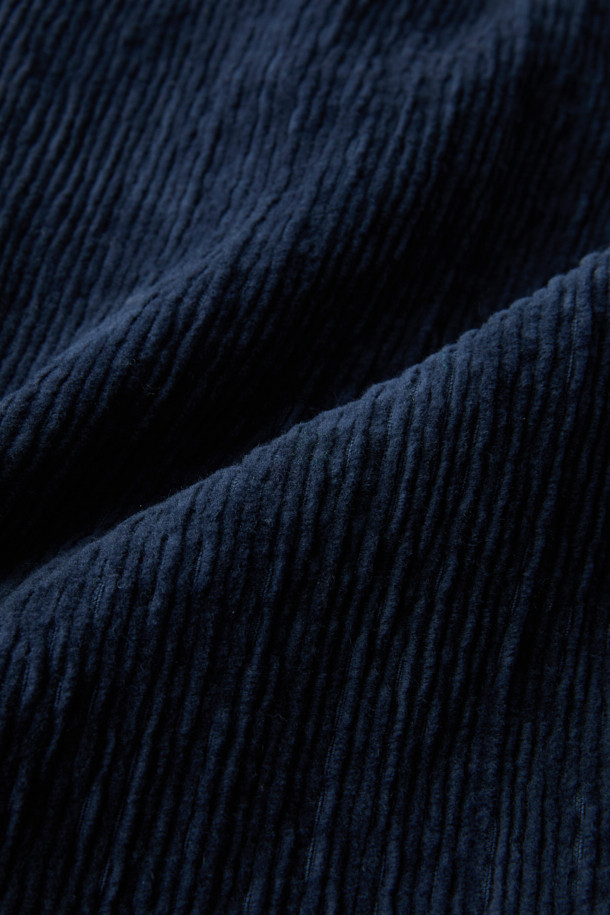 파브리카 코듀로이 스트레치 셋업 팬츠는 세련된 스타일을 추구하는 당신을 위한 완벽한 선택입니다. 부드러운 코듀로이 소재와 코튼 혼방으로 제작되어 편안한 착용감을 선사하며, 슬림핏 디자인으로 시크한 매력을 더합니다. 출근룩, 비즈니스 캐주얼, 모임룩 등 다양한 TPO에 활용 가능하며, 클래식, 미니멀, 시크 스타일을 즐기는 분들께 추천합니다. 특히, 스트레치 기능이 더해져 활동성을 높여줍니다. 그레이 컬러로 어떤 상의와도 쉽게 매치하여 멋스러운 셋업 스타일을 연출해보세요.
