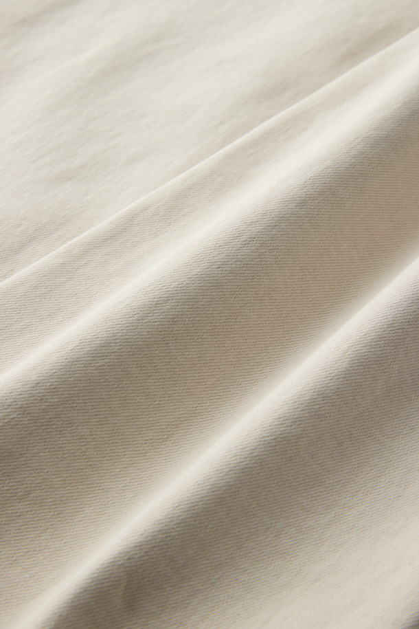 부드러운 에크루 컬러의 코튼 데님 팬츠입니다. 가먼트다잉 기법으로 제작되어 자연스러운 색감과 빈티지한 무드를 연출합니다. 안감은 기모 처리되어 겨울철에도 따뜻하게 착용 가능하며, 스트레치성 소재로 활동성을 높였습니다. 캐주얼 및 미니멀 스타일의 출근룩에 적합하며, 두꺼운 두께감으로 안정감 있는 핏을 선사합니다. 무지 디자인으로 어떤 상의에도 잘 어울려 활용도가 높습니다.
