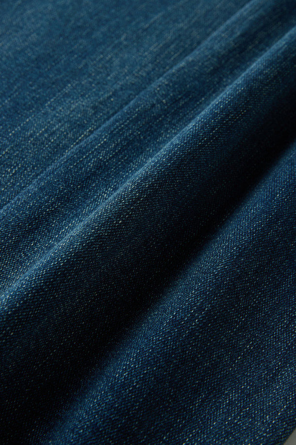 네이비 컬러의 울 소재 데님 팬츠입니다. 가을, 겨울 시즌에 어울리는 두꺼운 두께감으로 보온성이 뛰어나며, 부드러운 촉감을 선사합니다. 베이직하고 캐주얼한 스타일로, 일상복뿐만 아니라 출근룩으로도 활용 가능합니다. 레귤러핏으로 제작되어 편안한 착용감을 제공하며, 치노 팬츠 형태의 디자인이 특징입니다. 클래식, 미니멀, 캐주얼 등 다양한 스타일 연출에 활용할 수 있습니다.
