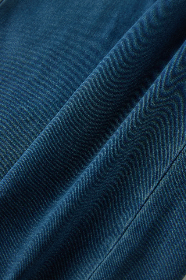 쌀쌀한 겨울 날씨에도 따뜻하고 스타일리시하게 연출할 수 있는 남성용 기모 데님입니다. 부드러운 촉감의 데님 소재에 기모 안감을 더해 보온성을 극대화했으며, 써모라이트 기능성 원사를 사용하여 추운 날씨에도 쾌적함을 유지합니다. 베이직하고 캐주얼한 무드의 무지 디자인으로, 출근룩은 물론 일상에서도 활용하기 좋습니다. 레귤러 핏 스트레이트 스타일로, 어떤 상의와도 자연스럽게 어울려 다양한 스타일을 연출할 수 있습니다.
