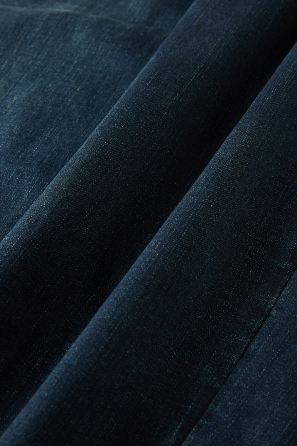 부드러운 셔닐 소재로 제작되어 포근한 착용감을 선사하는 셔닐 데님 바지입니다. 네이비 컬러의 무지 디자인으로 어떤 스타일에도 잘 어울리는 베이직한 아이템입니다. 셔닐직 이중 직조로 제작되어 두꺼운 두께감과 뛰어난 보온성을 자랑하며, 겨울철에도 따뜻하게 착용할 수 있습니다. 레귤러핏으로 편안한 착용감을 제공하며, 출근룩, 데이트룩 등 다양한 TPO에 활용 가능합니다. 클래식, 미니멀, 캐주얼 등 다양한 스타일을 연출하기 좋습니다.
