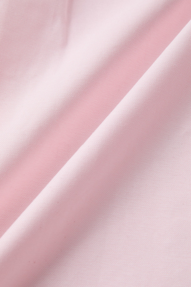 부드러운 촉감이 돋보이는 SOMELOS(소멜로스) 옥스포드 셔츠입니다. 핑크 컬러의 무지 셔츠로, 캐주얼 및 베이직 스타일을 연출하기 좋습니다. 봄, 가을 시즌에 활용하기 좋으며, 차이나칼라 디자인과 긴 소매 기장이 특징입니다. 출근룩 또는 비즈니스 캐주얼에 활용하거나, 자켓 이너나 스웨터와 레이어드하여 다양한 스타일을 시도해보세요. 투톤 컬러의 옥스포드 조직으로 은은한 멋을 더했습니다.
