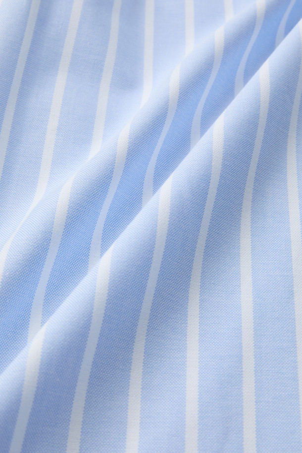 SOMELOS 볼드 스트라이프 옥스포드 셔츠는 부드러운 면 소재로 제작되어 편안한 촉감을 선사합니다. 블루와 화이트 컬러의 스트라이프 패턴이 캐주얼하면서도 베이직한 스타일을 연출하며, 봄, 여름 시즌에 활용하기 좋습니다. 옥스포드 소재 특유의 고급스러운 질감은 출근룩이나 비즈니스 캐주얼에 적합하며, 셔츠의 레귤러 기장과 긴 소매 디자인은 클래식하고 미니멀한 스타일을 완성합니다. 카라 넥 라인으로 깔끔한 인상을 주어 다양한 스타일링에 활용하기 좋습니다.
