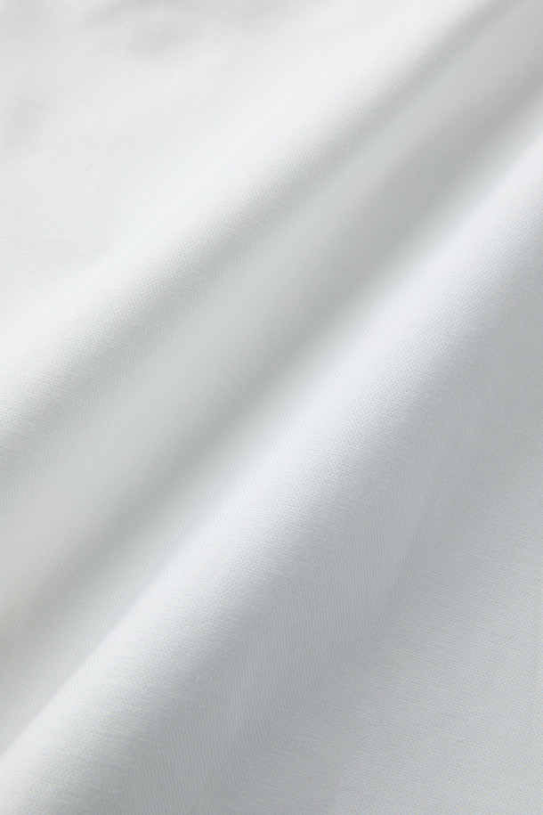 SOMELOS(소멜로스) 옥스포드 셔츠는 캐주얼, 클래식, 미니멀 스타일을 모두 아우르는 베이직 셔츠입니다. 부드러운 촉감의 면 소재로 제작되어 사계절 내내 편안하게 착용할 수 있으며, 레귤러 핏과 긴 소매 기장으로 어떤 스타일에도 잘 어울립니다. 화이트 컬러의 무지 디자인에 투톤 컬러 옥스포드 조직으로 은은한 포인트를 더했습니다. 차이나칼라 디테일이 돋보이는 옥스포드 셔츠로, 일상에서 폭넓게 활용할 수 있습니다.
