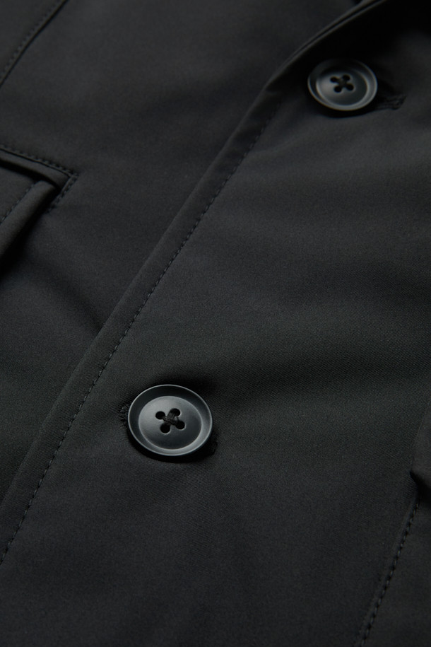 화섬 후드 패널 드라이빙 재킷은 간절기 날씨에 적합한 캐주얼 스타일의 남성용 재킷입니다. 블랙 색상의 무지 디자인으로, 출근룩이나 여행룩 등 다양한 TPO에 활용할 수 있습니다. 후드 탈부착이 가능하며, 방수, 방풍, 발수 기능과 보온성을 갖춰 변덕스러운 날씨에도 쾌적하게 착용할 수 있습니다. 레귤러 핏에 버튼 여밈 방식으로, 미니멀하고 클래식한 스타일을 연출합니다. 긴소매 기장의 화섬 소재로 제작되어 편안한 착용감을 제공합니다.
