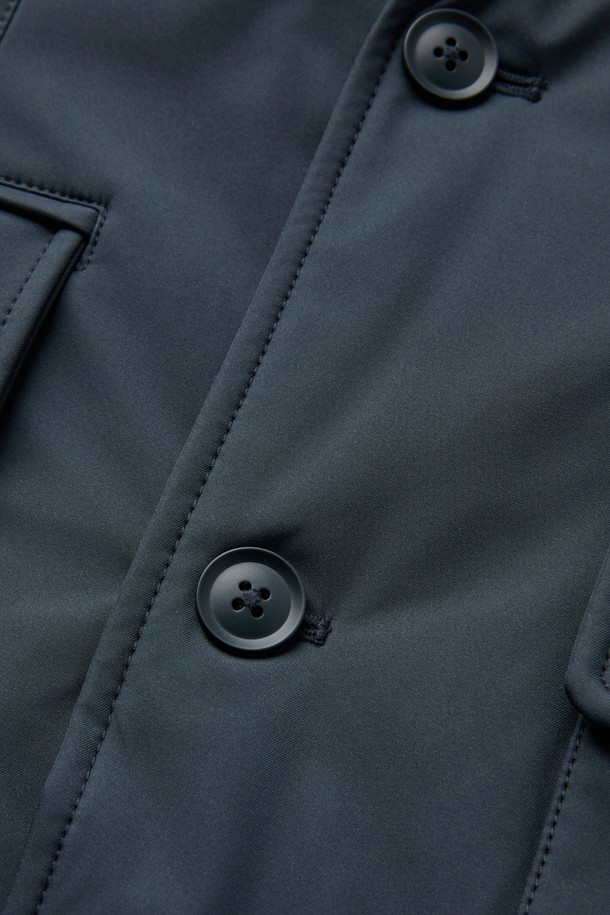 네이비 컬러의 화섬 후드 패널 드라이빙 재킷입니다. 간절기에 적합하며, 데일리 및 출근룩, 여행룩에 활용하기 좋은 캐주얼 스타일의 아우터입니다. 방수, 방풍, 발수, 보온 기능과 탈착 가능한 후드, 패딩 충전 안감으로 기능성을 높였습니다. 무지 패턴의 레귤러핏 디자인으로, 미니멀하고 클래식한 스타일을 연출하기 좋습니다. 두꺼운 두께감과 긴 소매 기장으로 따뜻함을 더했습니다.
