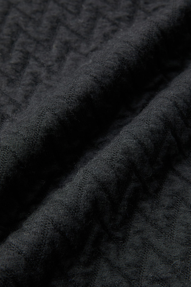 마지아 울 스트레치 블루종은 간절기에 적합한 남성용 블루종입니다. 블랙 컬러에 퀼팅 패턴이 돋보이며, 캐주얼과 모던 스타일을 동시에 연출합니다. 울 소재와 탄탄한 촉감, 긴 소매 기장이 특징이며, 패딩 충전재와 안감으로 보온성을 높였습니다. 비즈니스 캐주얼 및 출근룩에 활용하기 좋은 아이템으로, 집업 스타일로 간편하게 착용할 수 있습니다.
