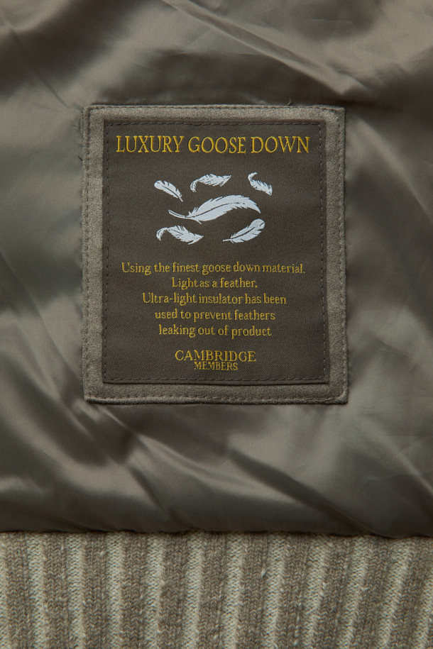 가을과 겨울, 당신의 스타일을 책임질 인조 스웨이드 하이브리드 구스다운 블루종입니다. 캐주얼한 무드의 이 블루종은 카키와 올리브 두 가지 색상으로 출시되어, 출근룩은 물론 다양한 일상 스타일에 활용하기 좋습니다. 부드러운 촉감의 스웨이드 소재와 보온성을 높여주는 구스다운 안감, 그리고 니트 소매의 하이브리드 디자인이 특징입니다. 레귤러 핏으로 편안한 착용감을 선사하며, 버튼 여밈 방식과 무지 패턴으로 미니멀하고 클래식한 분위기를 연출합니다. 쌀쌀한 날씨에도 따뜻하고 스타일리시하게 당신의 개성을 표현해보세요.
