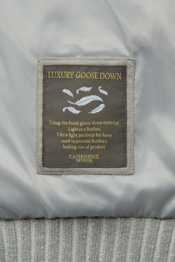 인조 스웨이드 하이브리드 구스다운 블루종은 부드러운 촉감의 인조 스웨이드 소재와 보온성이 뛰어난 구스다운 안감, 니트 소매의 하이브리드 디자인으로 한겨울에도 따뜻하게 착용할 수 있습니다. 캐주얼, 미니멀, 클래식 스타일을 아우르는 디자인으로, 일상복으로 활용하기 좋습니다. 레귤러 핏에 버튼 여밈 방식으로 편안한 착용감을 선사하며, 무지 디자인으로 어떤 스타일에도 쉽게 매치할 수 있습니다. 톤 다운된 그레이 컬러로 세련된 분위기를 연출합니다.
