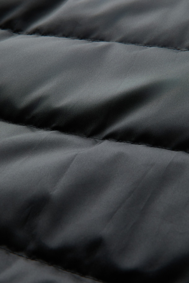 가죽 트리밍 경량 구스다운 블루종은 겨울철 출근룩을 위한 베이직 스타일의 아우터입니다. 가볍고 따뜻한 구스다운 충전재와 부드러운 나일론 소재, 가죽 트리밍 디테일이 고급스러운 분위기를 연출합니다. 숏 기장의 레귤러핏 블루종으로, 니트 시보리 밑단과 소매 니트 디테일이 편안한 착용감을 선사합니다. 집업 스타일로 간편하게 착용 가능하며, 무지 블랙 컬러로 어떤 옷에도 쉽게 매치할 수 있습니다. 보온성과 경량성을 동시에 갖춰 겨울철 데일리 아우터로 손색없습니다.
