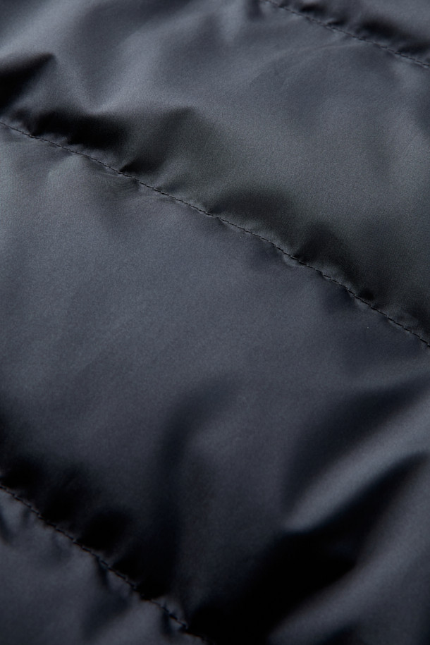 가죽 트리밍 경량 구스다운 블루종은 겨울철 추위를 막아줄 따뜻함과 스타일을 모두 갖춘 아우터입니다. 가볍고 부드러운 나일론 소재에 구스다운 충전재를 사용하여 뛰어난 보온성을 제공하며, 가죽 트리밍 디테일로 고급스러움을 더했습니다. 베이직한 디자인으로 출근룩이나 여행룩 등 다양한 TPO에 활용 가능하며, 미니멀, 클래식, 캐주얼 등 어떤 스타일에도 잘 어울립니다. 숏 기장의 블루종 스타일로 활동성을 높였으며, 니트 시보리로 편안한 착용감을 선사합니다. 집업 방식으로 간편하게 착용할 수 있으며, 데일리 아우터로 손색없는 활용도를 자랑합니다.
