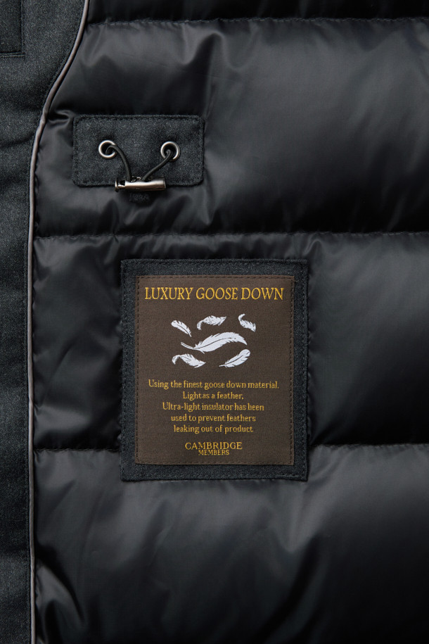 레다 울 후드 구스다운 점퍼는 겨울철 남성분들의 일상 및 캐주얼룩을 책임지는 아우터입니다. 클래식하고 미니멀한 스타일을 추구하며, 부드러운 촉감의 울 소재로 제작되어 고급스러운 착용감을 선사합니다. 무지 디자인에 레귤러핏으로 제작되었으며, 집업 방식으로 간편하게 착용 가능합니다. 보온성과 경량성을 갖춘 구스다운 충전재와 레이어드가 가능한 디자인으로, 출근룩과 모임룩 등 다양한 TPO에 활용할 수 있습니다.
